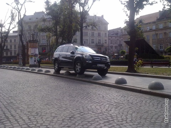 ось так паркуються справжні жителі Львова